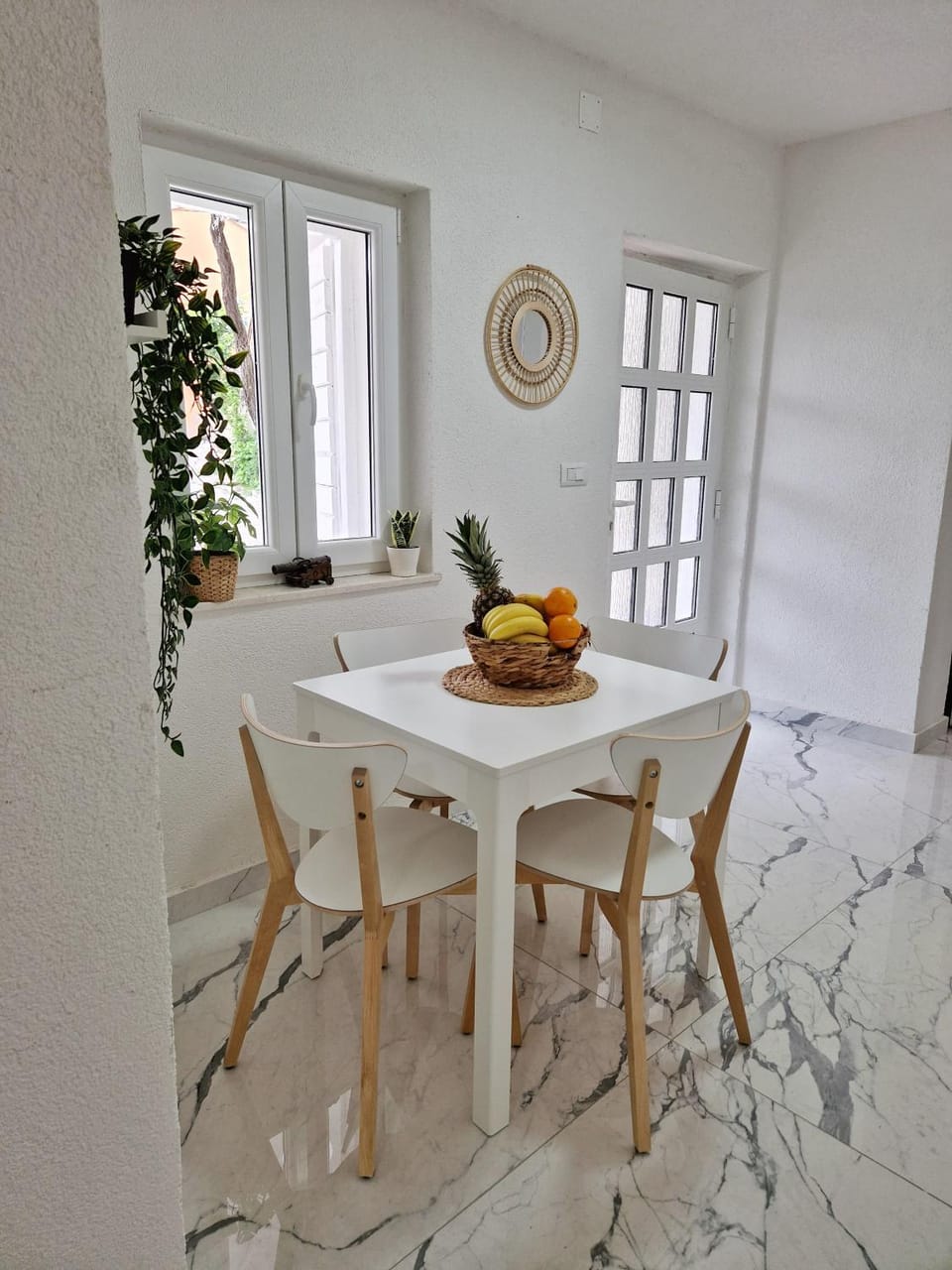 Seating area, Dining area