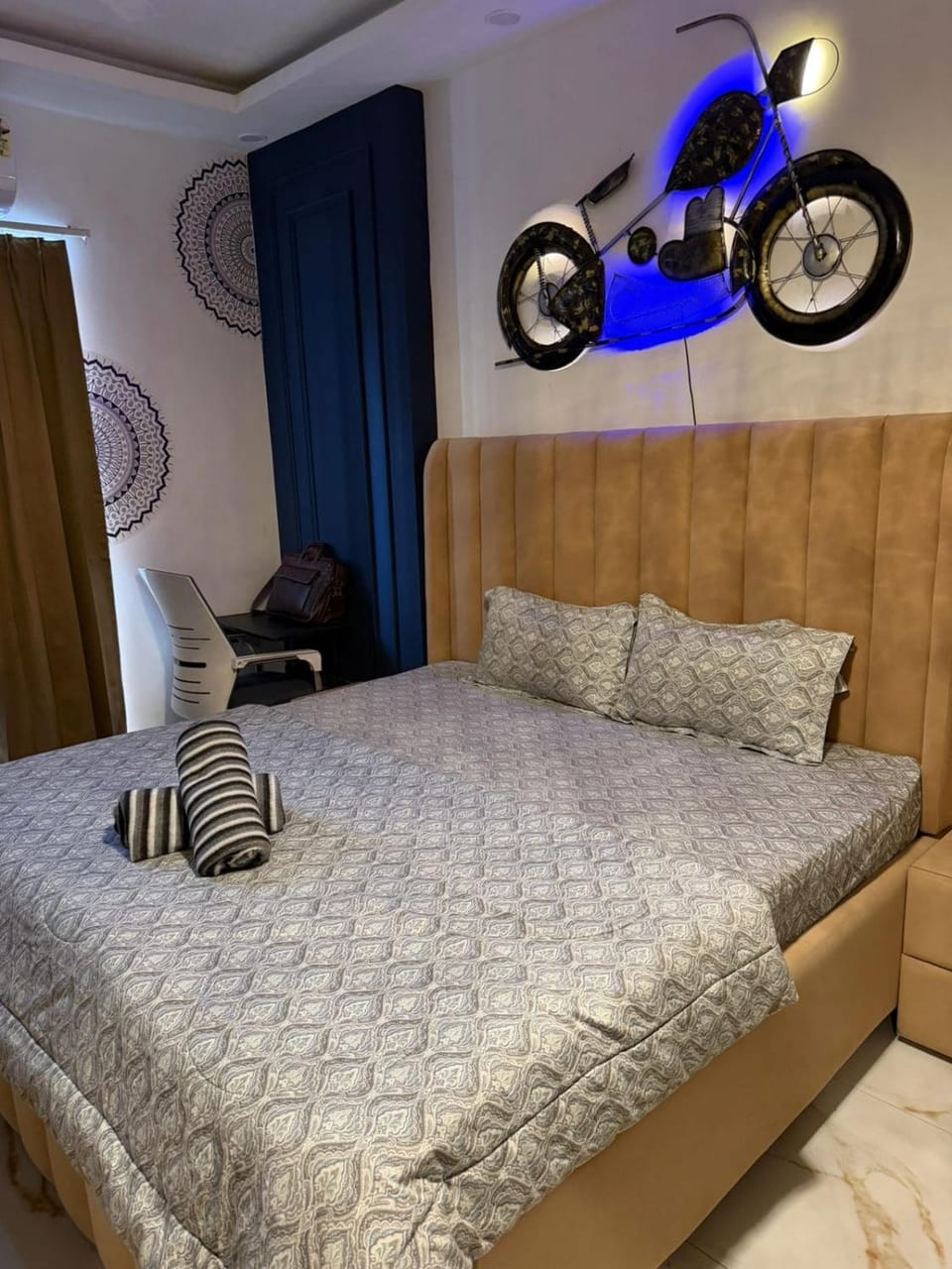 Leasure Stays Premium - Ek Murti Chowk Apartment in Noida