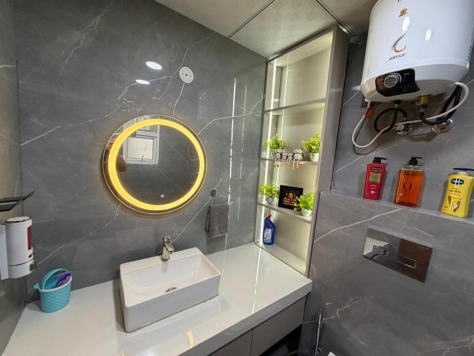 Leasure Stays Premium - Ek Murti Chowk Apartment in Noida
