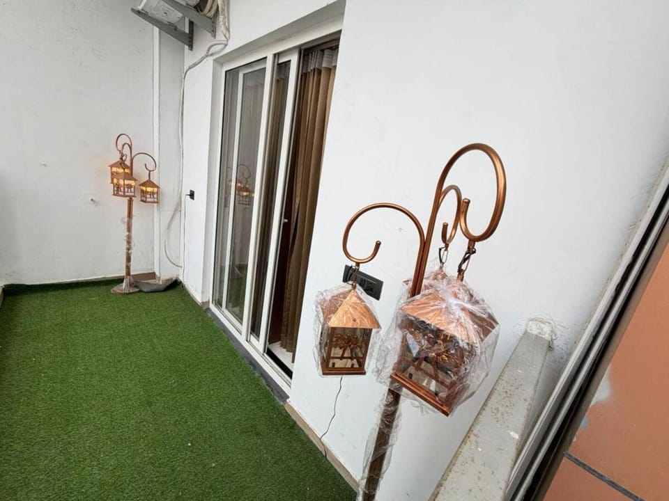 Leasure Stays Premium - Ek Murti Chowk Apartment in Noida