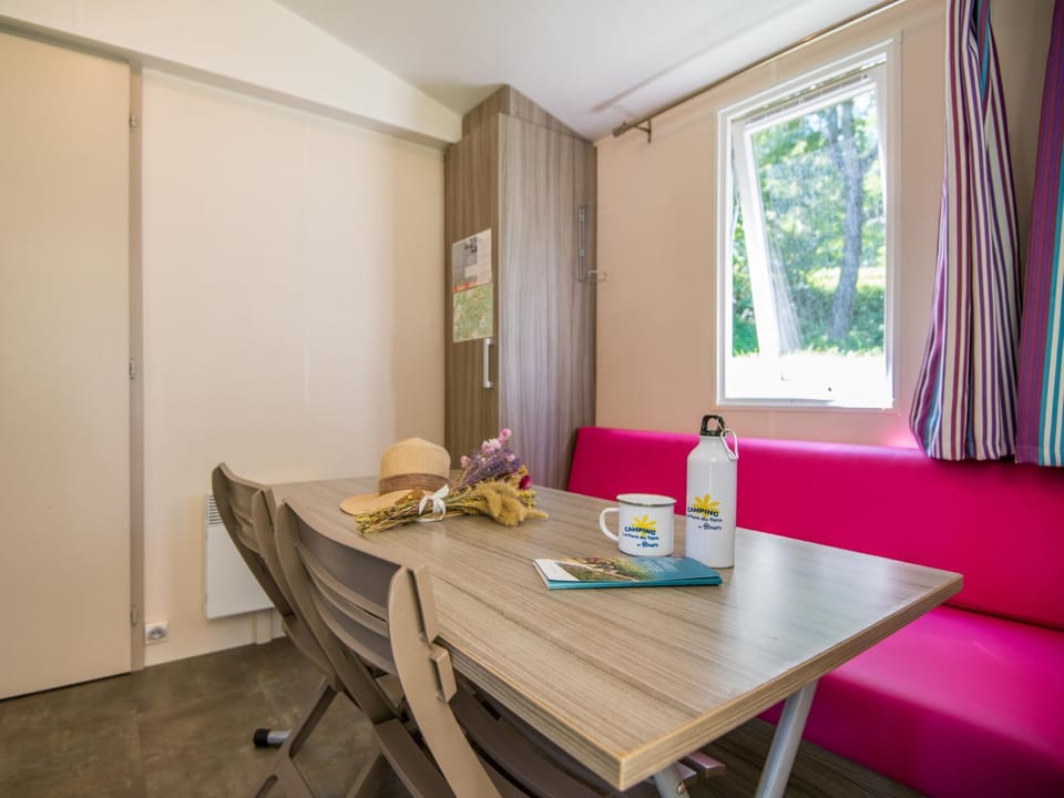 Seating area, Dining area