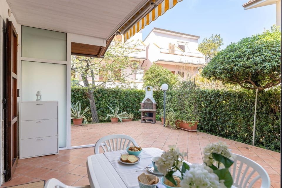 Property building, Patio, Spring, Day, Garden, View (from property/room), Balcony/Terrace, Dining area, On site, Garden view
