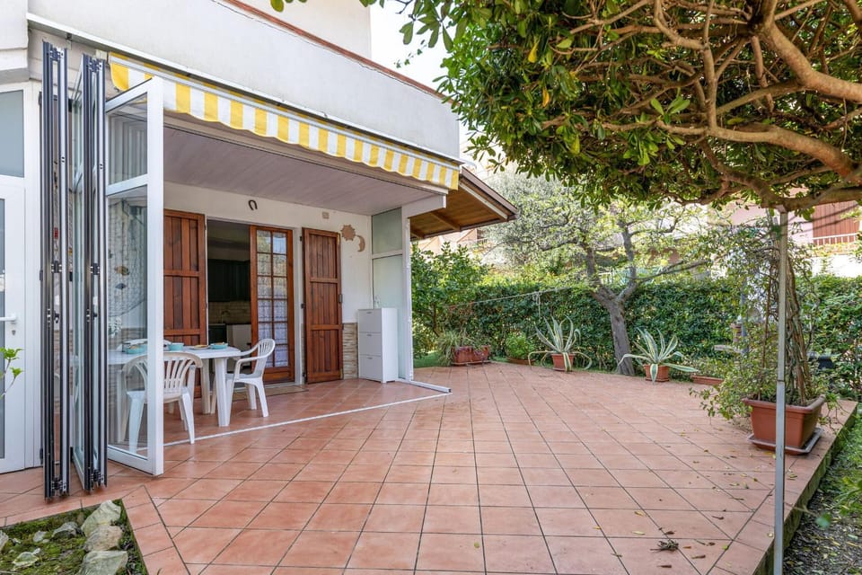 Property building, Patio, Spring, Day, Garden, View (from property/room), Balcony/Terrace, Garden view