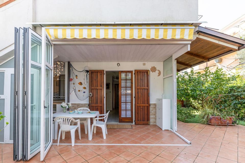 Property building, Patio, Day, Garden, View (from property/room), Balcony/Terrace, Dining area