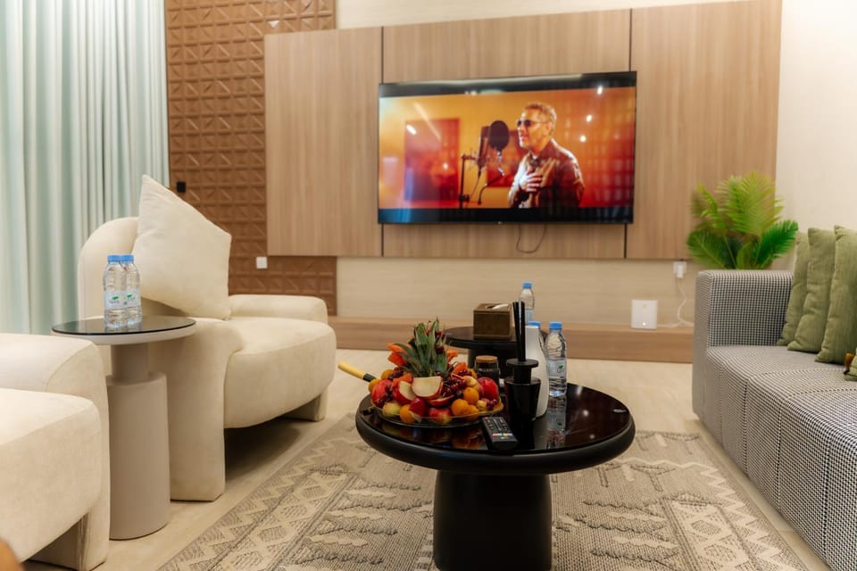 TV and multimedia, Living room, Seating area, Food