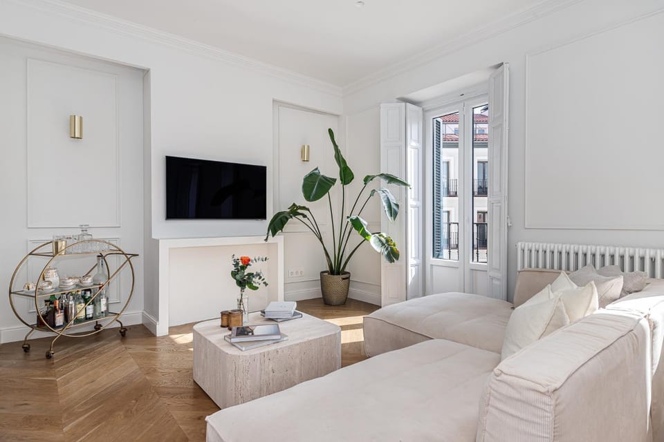 Waou Malasaña Luxe- Short Term Rental Apartment in Centro