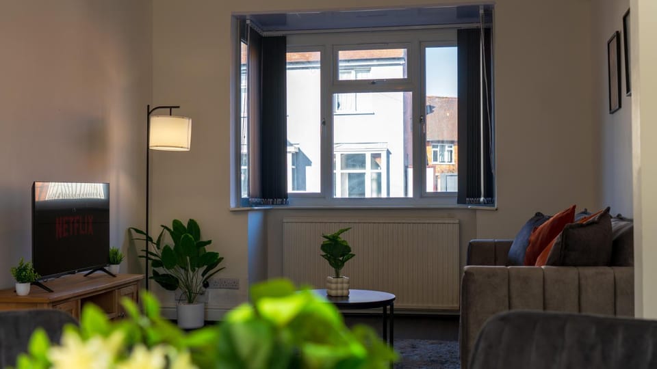 Spacious Private Home Sleeps 5 Garden & Parking House in Leicester