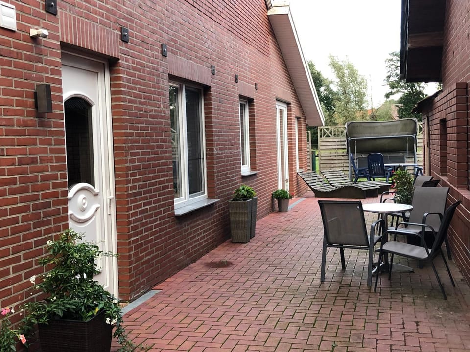 Property building, Patio, BBQ facilities, Seating area, Dining area