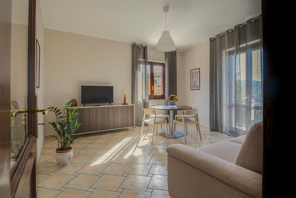 TV and multimedia, Living room, Seating area, Dining area