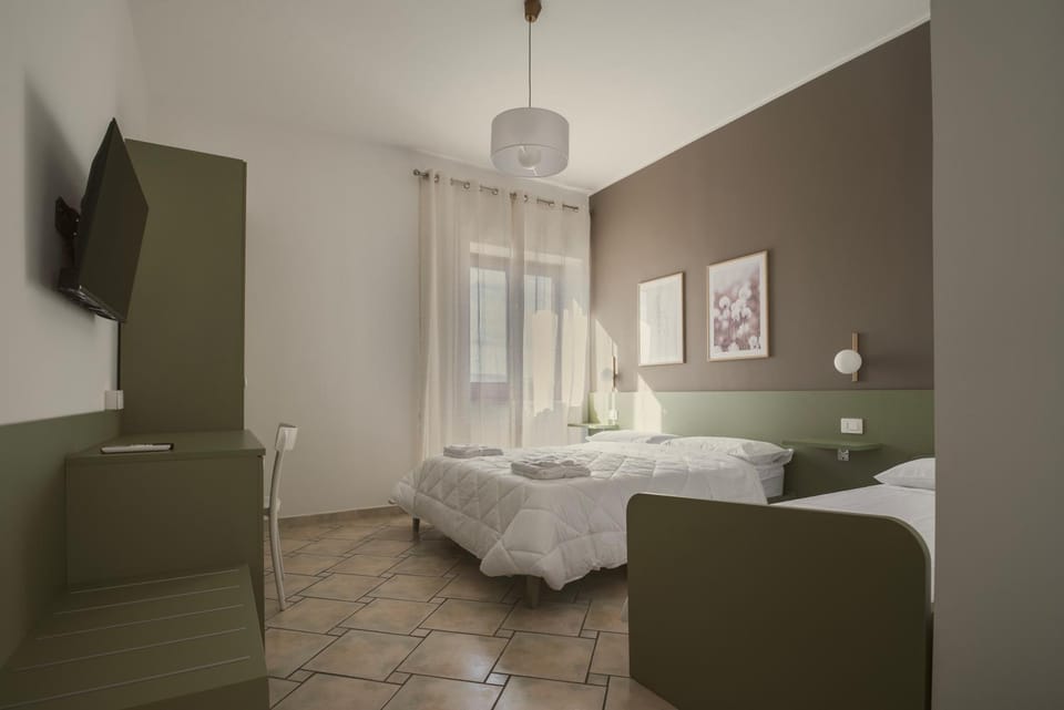 Bed, TV and multimedia, Photo of the whole room, Bedroom, towels
