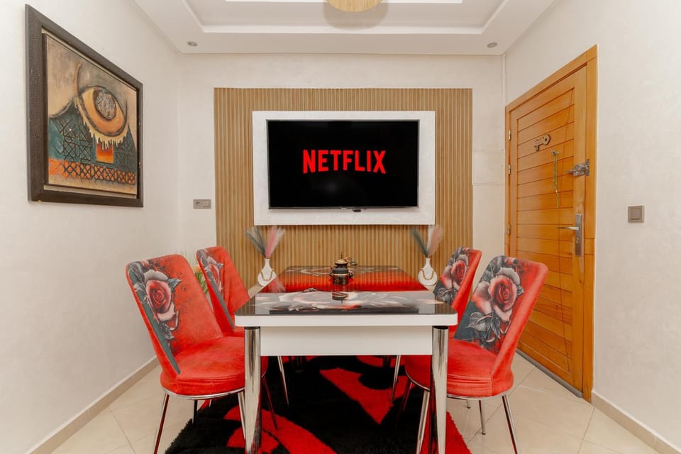 Communal lounge/ TV room, TV and multimedia, Living room, Seating area, Dining area