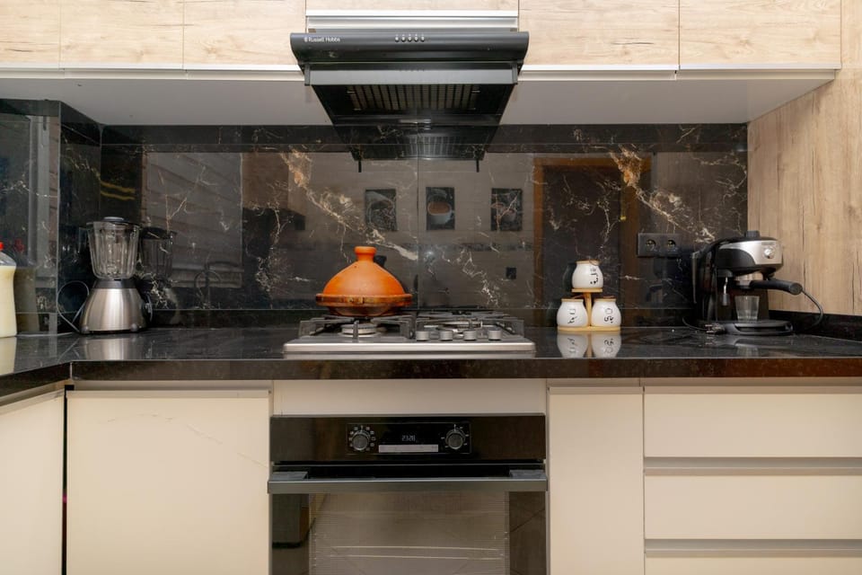 Coffee/tea facilities, Kitchen or kitchenette, stove