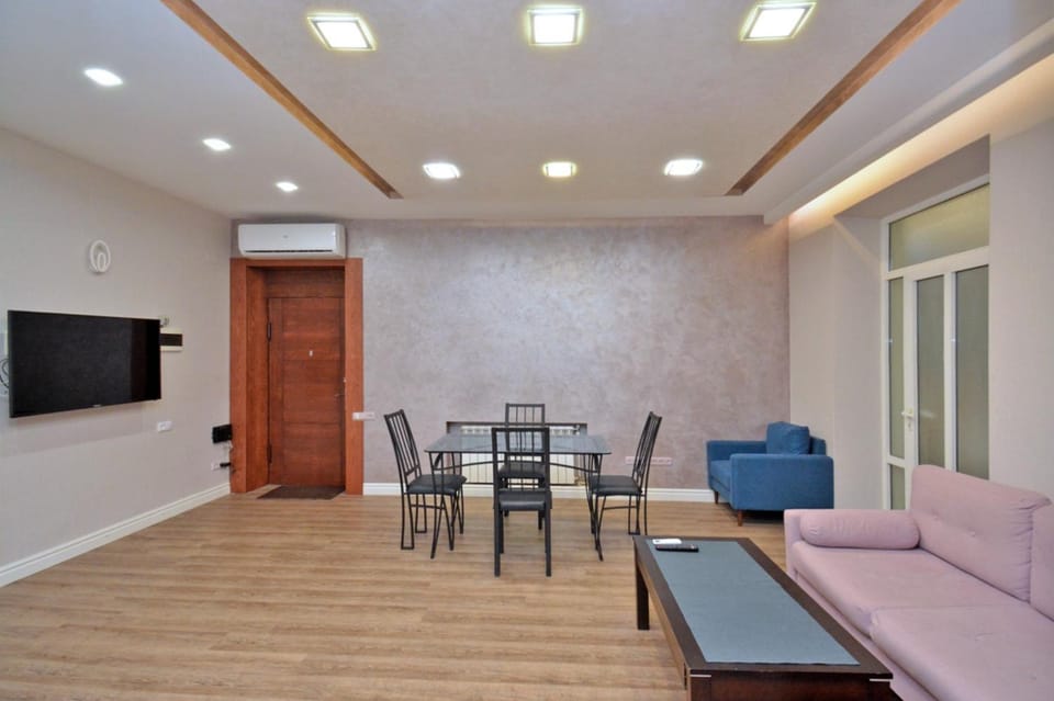 TV and multimedia, Living room, Seating area, Dining area