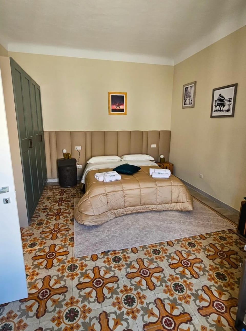 Bed, Photo of the whole room, Bedroom, towels