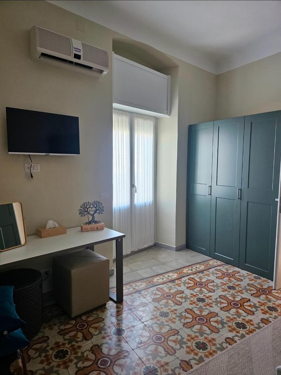 Bed, TV and multimedia, Kitchen or kitchenette, Bedroom, wardrobe, air conditioner