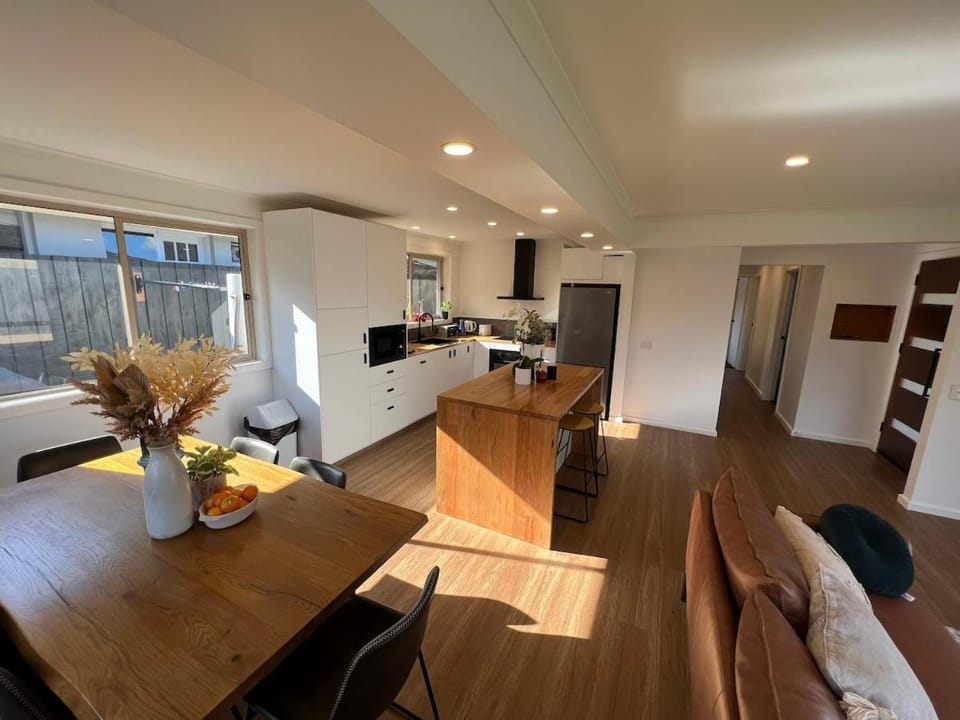 Deluxe 2 Bedroom Retreat with Spa House in Melbourne
