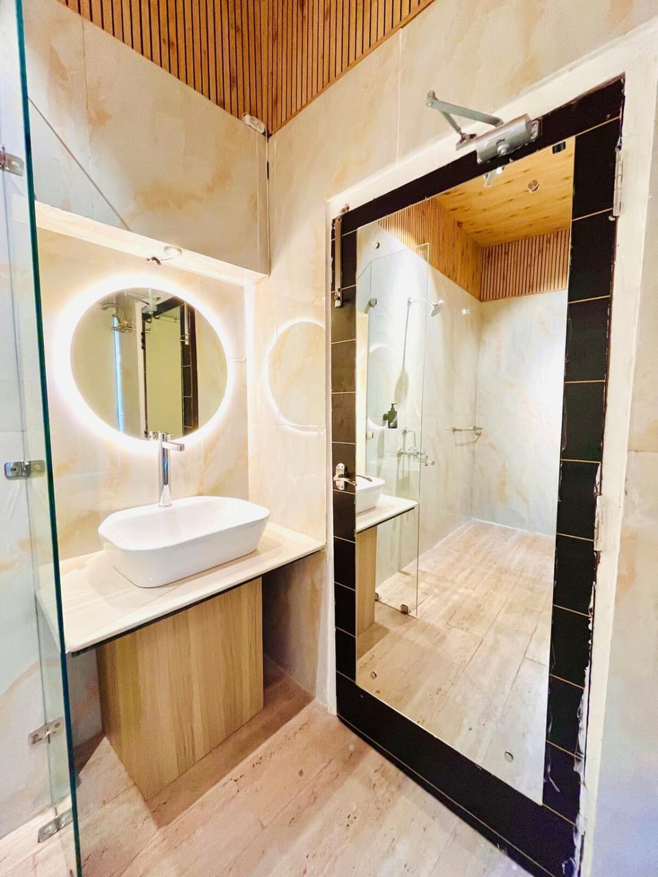 Ballygunge 2BHK 2000sqft flat main road Apartment in Kolkata