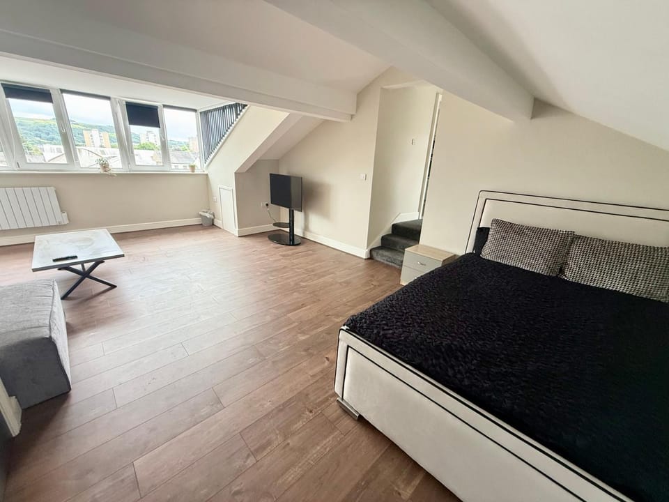 Bed, TV and multimedia, Bedroom