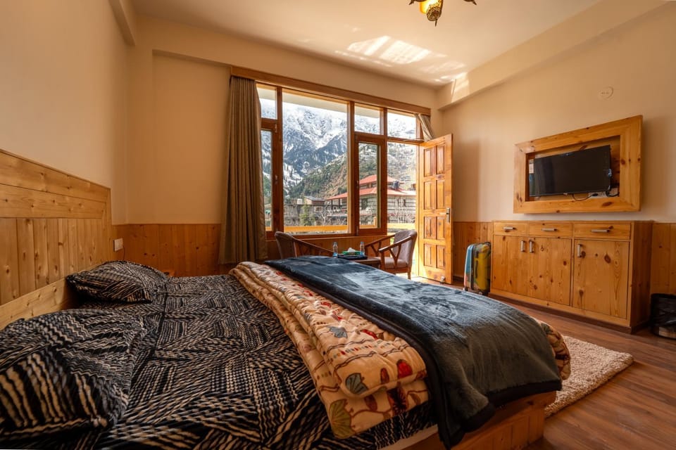Bed, TV and multimedia, Photo of the whole room, Bedroom