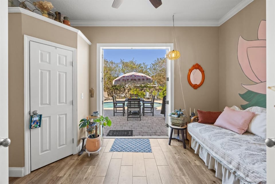 4 Blks to Beachpriv Poolfully stocked mini golf Country House in Jacksonville Beach