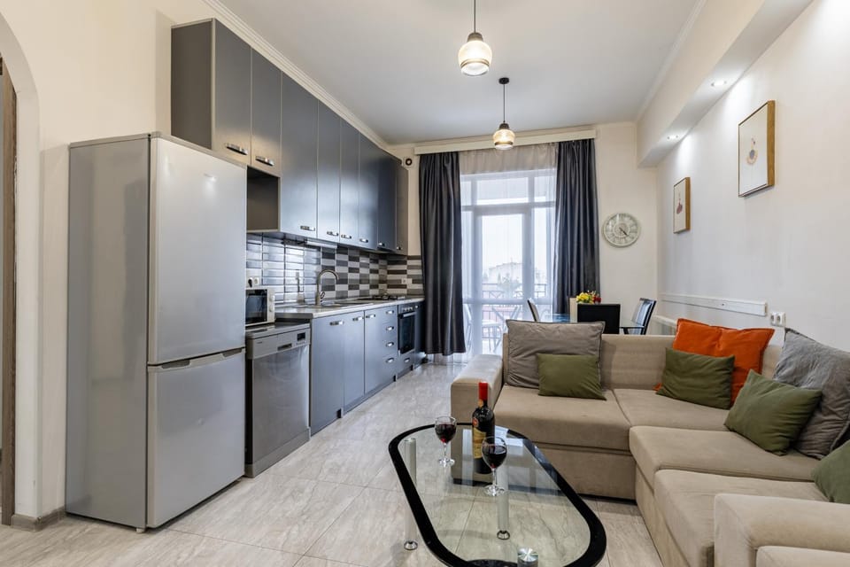 Kitchen or kitchenette, Living room, Seating area, Dining area, minibar, oven, pet friendly, stove