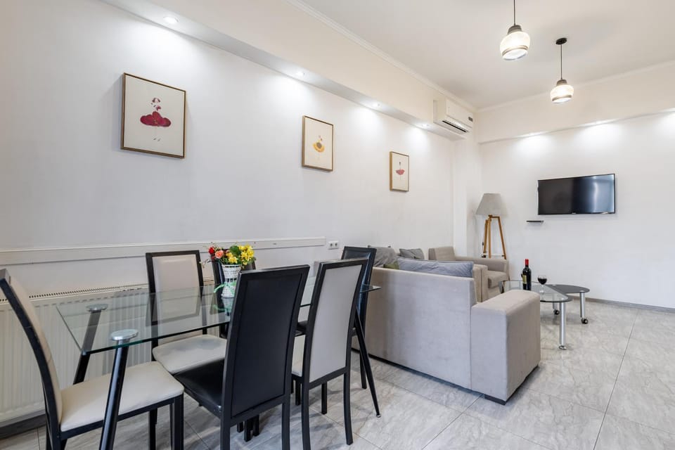 TV and multimedia, Kitchen or kitchenette, Living room, Seating area, Dining area, air conditioner