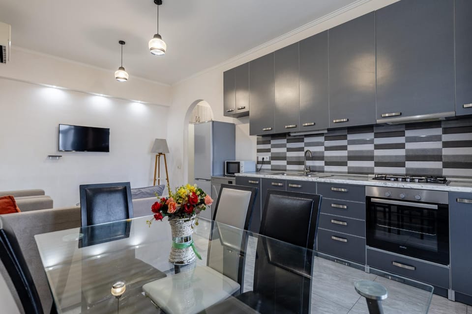 Communal lounge/ TV room, TV and multimedia, Kitchen or kitchenette, Living room, Seating area, Dining area, Evening entertainment, minibar, oven, pet friendly, stove