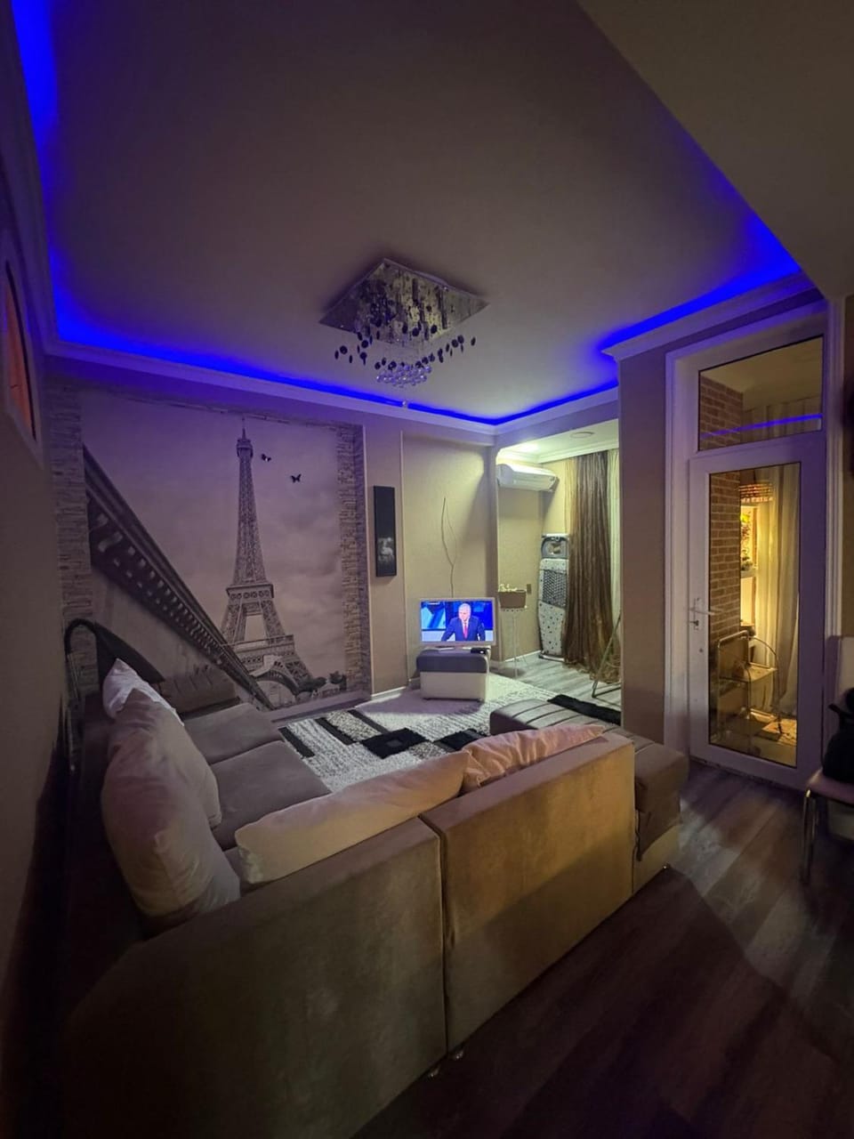 Уютная студия в центре с видом на бульвар Apartment in Baku