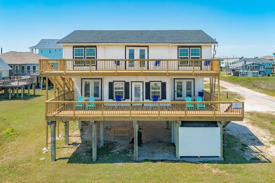 The Shoreline Social - Front Row Beach Home Cheers House in Surfside Beach