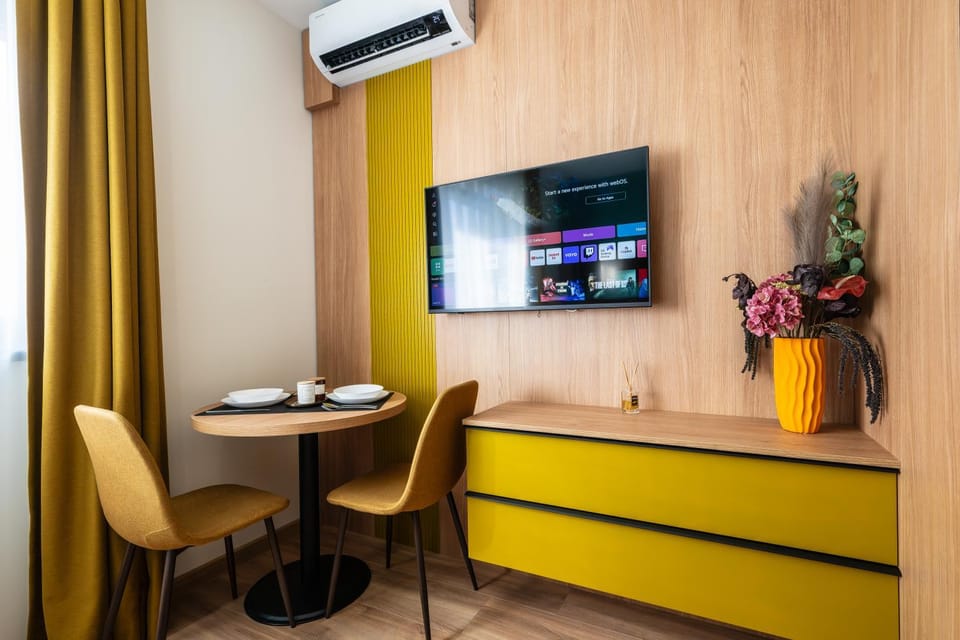 TV and multimedia, Seating area, Dining area, air conditioner