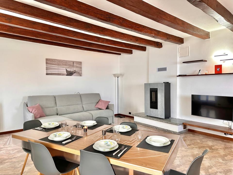 TV and multimedia, Living room, Dining area