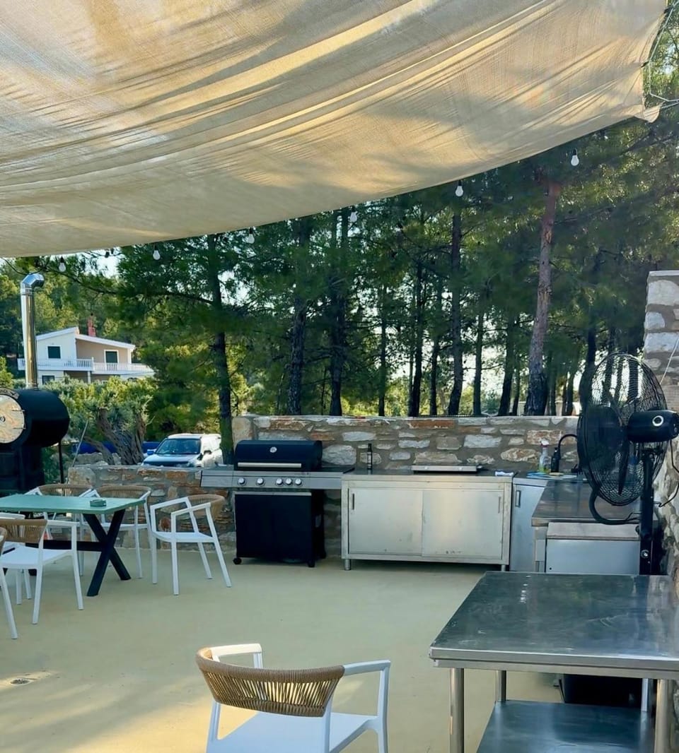 Patio, Banquet/Function facilities, Seating area, Communal kitchen