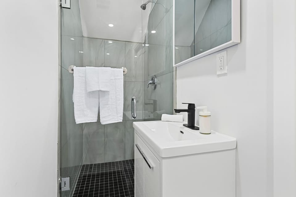 Basement Suite Transit Access to CN Tower Hotel in Toronto