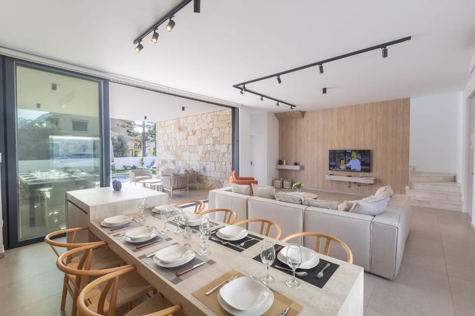 Living room, Dining area