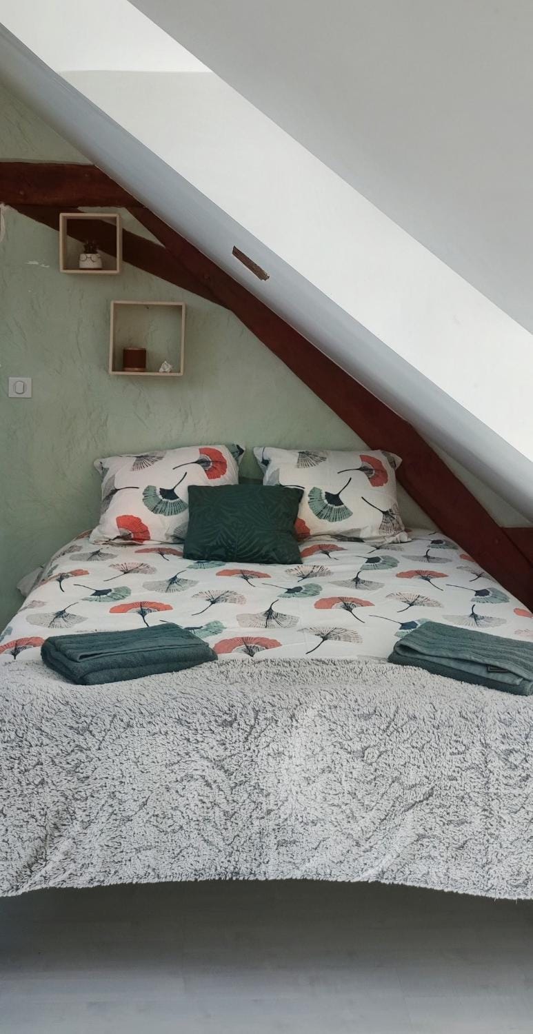 Bed, Bedroom, towels