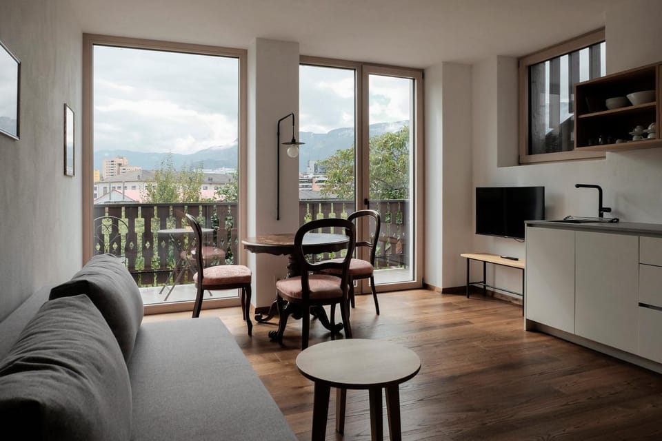 TV and multimedia, View (from property/room), Balcony/Terrace, Kitchen or kitchenette, Living room, Seating area, Dining area, Mountain view