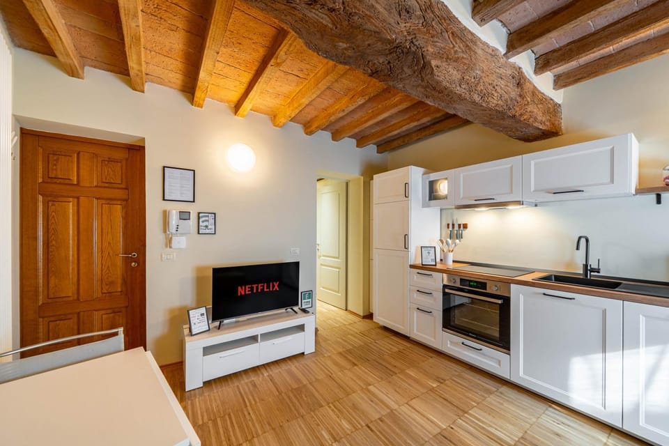 TV and multimedia, Kitchen or kitchenette, Living room, Seating area, Dining area, oven, pet friendly, stove