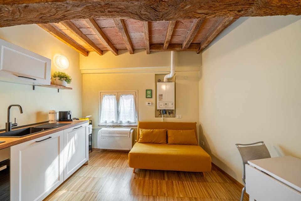 Kitchen or kitchenette, Living room, Seating area, Dining area, stove