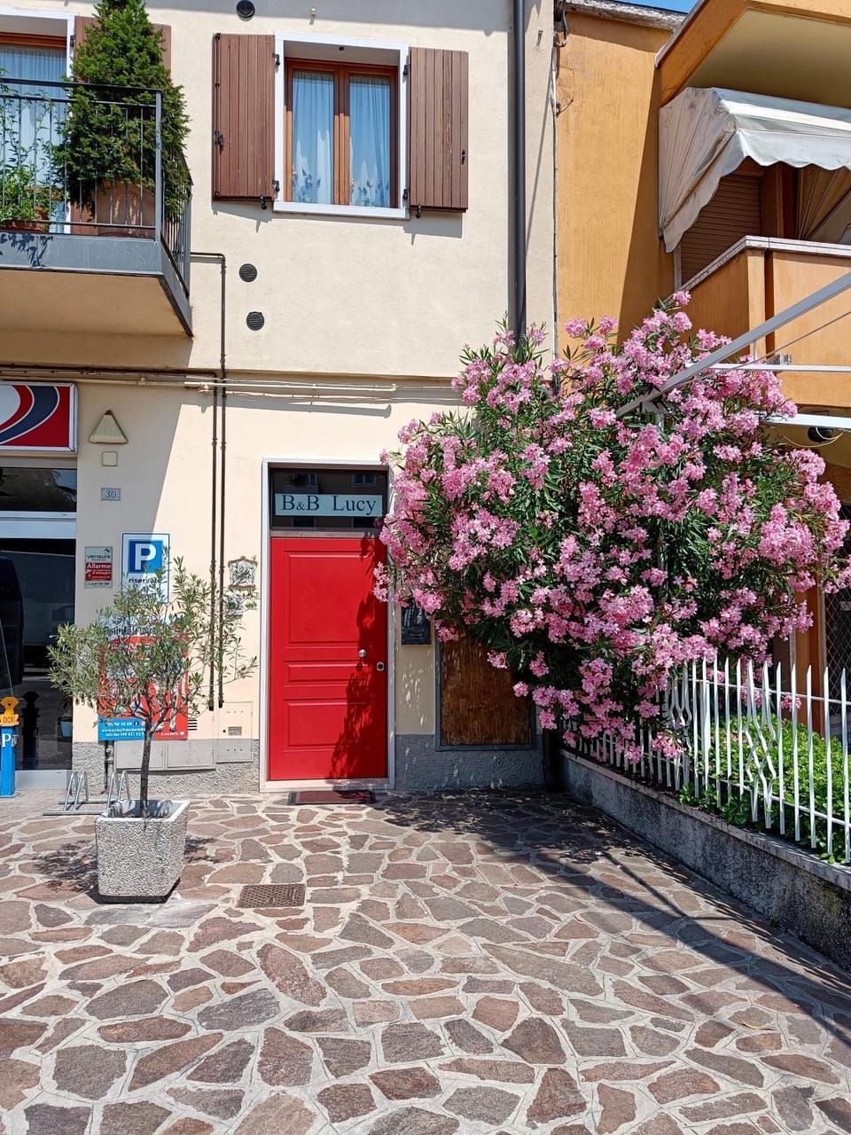 Facade/entrance