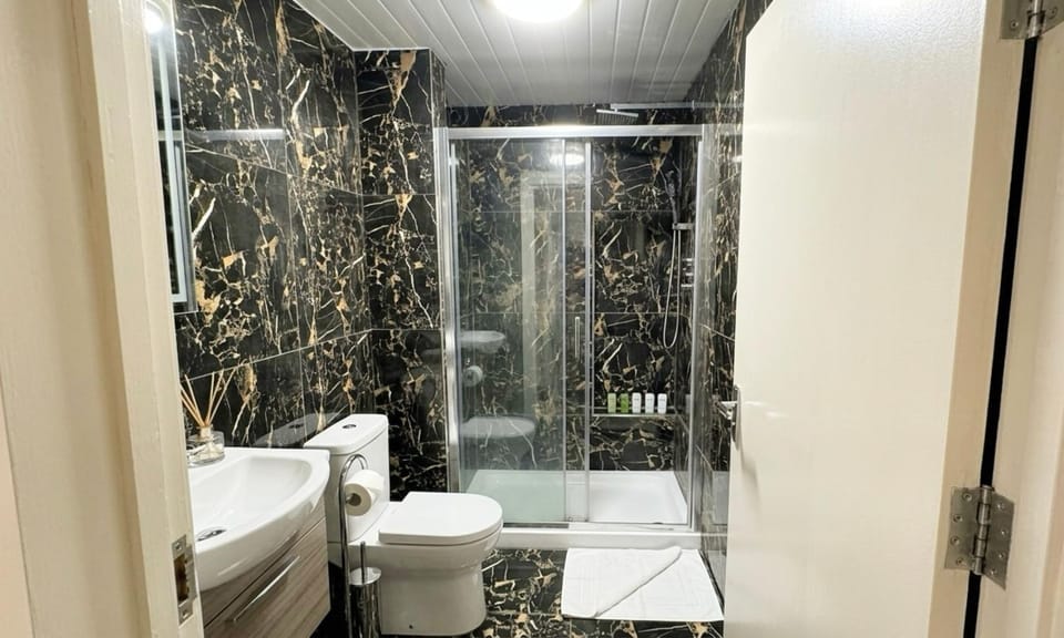 Shower, Toilet
