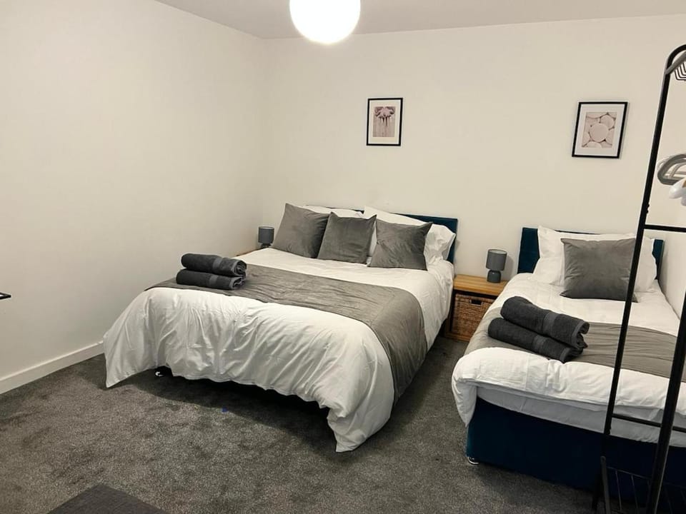 Pool table-Pet Friendly-Beach access-Garden Apartment in Trearddur Bay