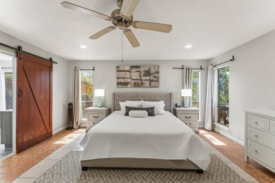 Pool•Hot tub•15 min to airport•20 min DT/RiverWalk House in San Antonio