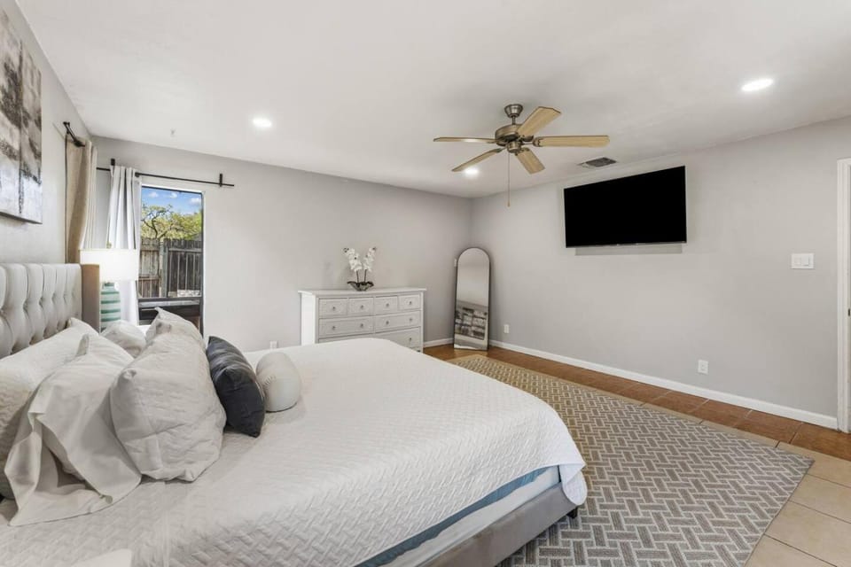 Pool•Hot tub•15 min to airport•20 min DT/RiverWalk House in San Antonio
