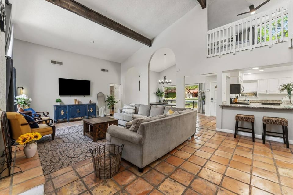 Pool•Hot tub•15 min to airport•20 min DT/RiverWalk House in San Antonio