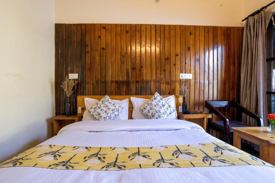 Bed, Photo of the whole room, Seating area, Bedroom