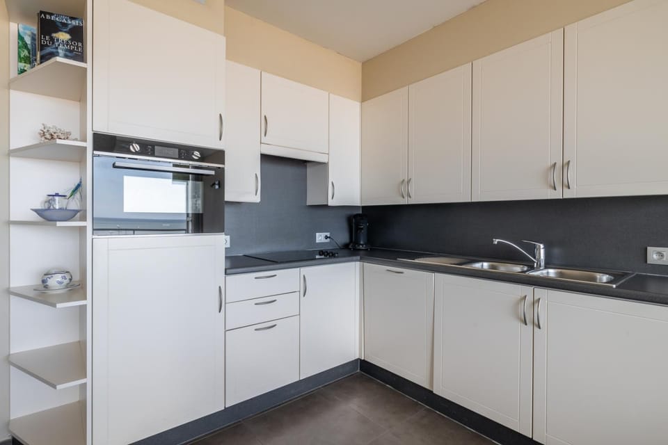 Kitchen or kitchenette, oven, kitchen