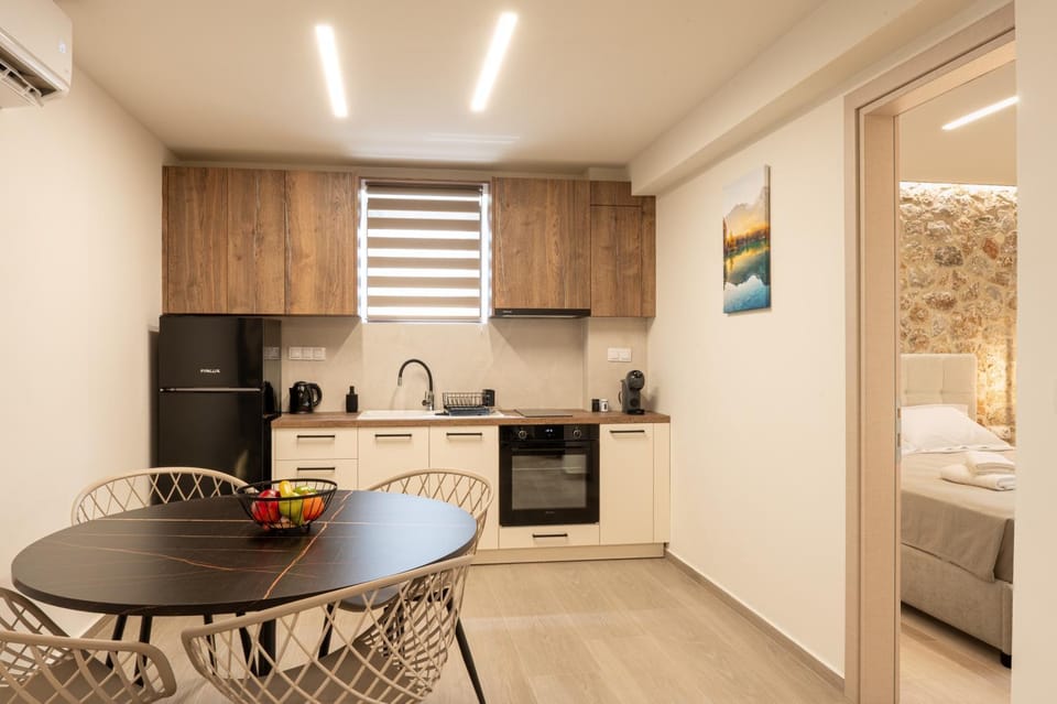 Dining area, kitchen