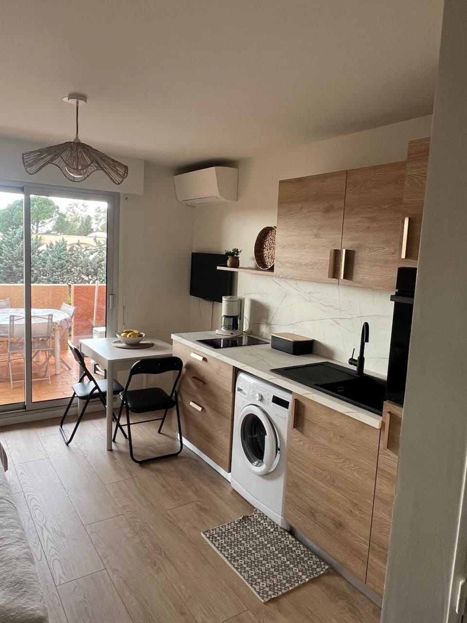Coffee/tea facilities, Kitchen or kitchenette, Seating area, oven, stove, toaster, washing machine