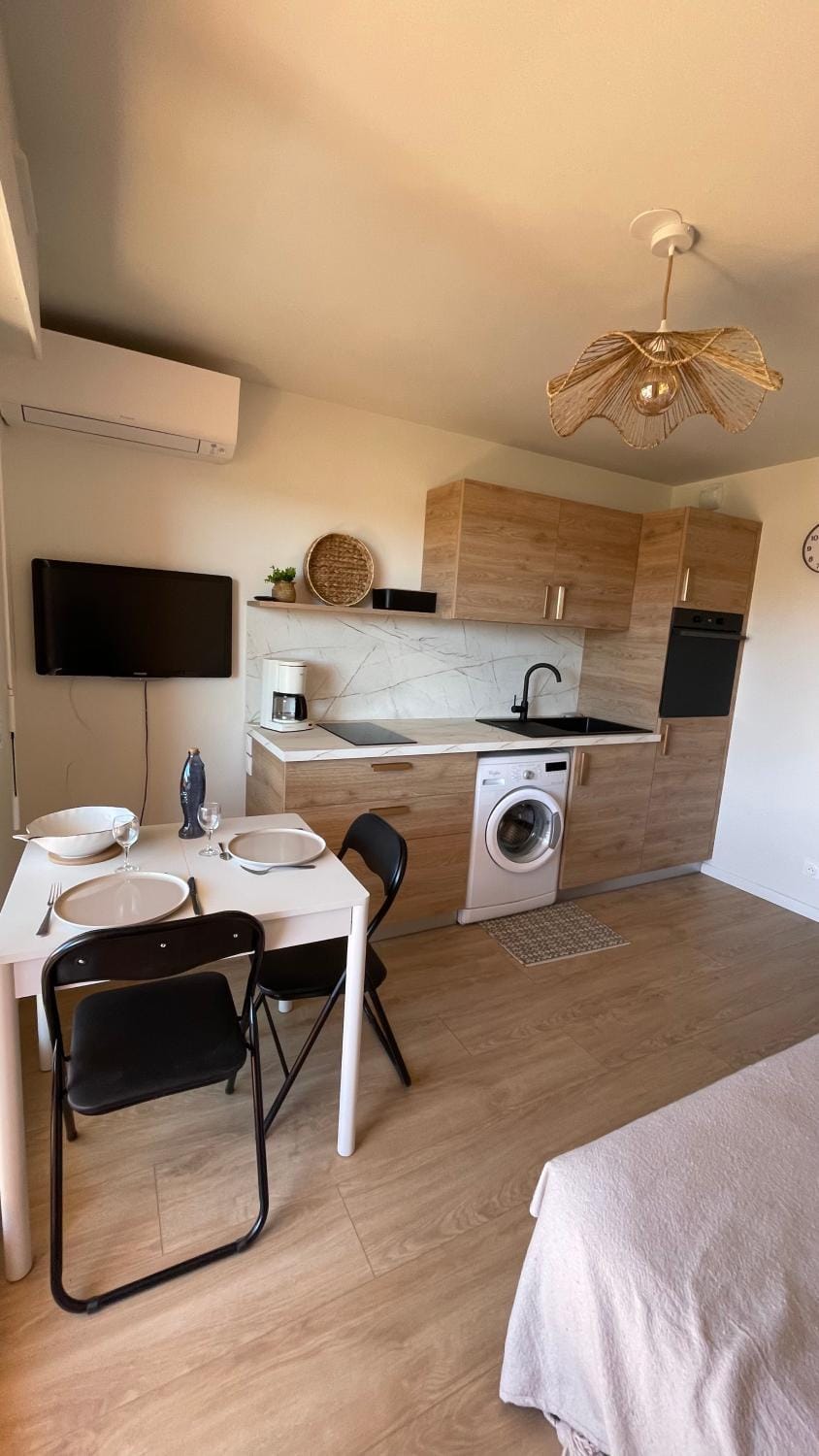 Coffee/tea facilities, Dining area, dishwasher, oven, stove, washing machine, air conditioner