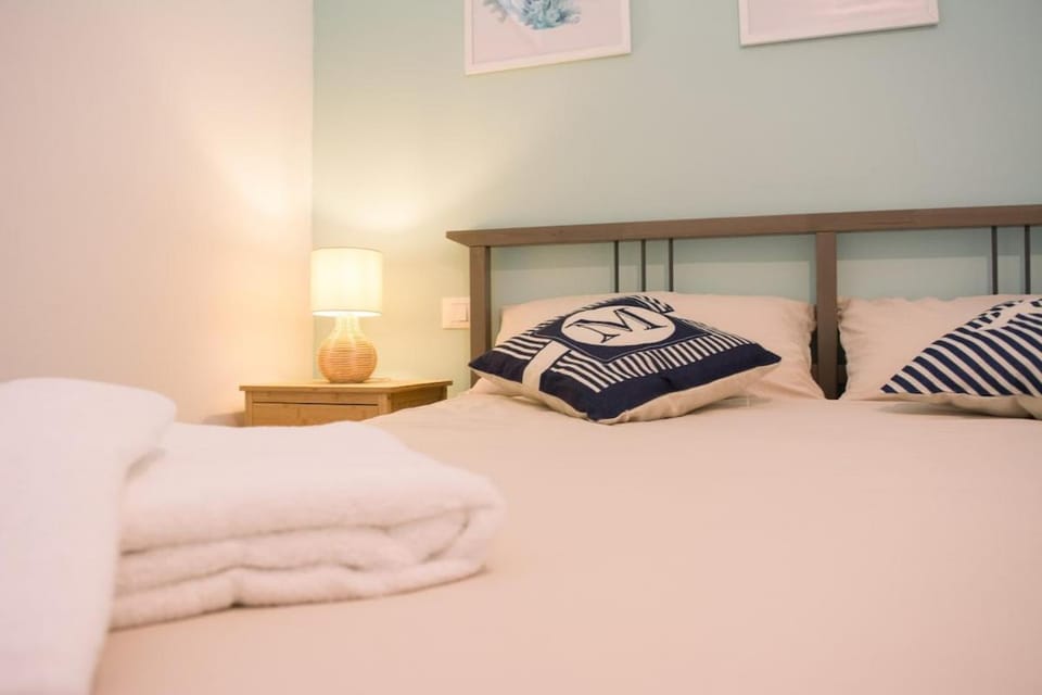 Bed, towels